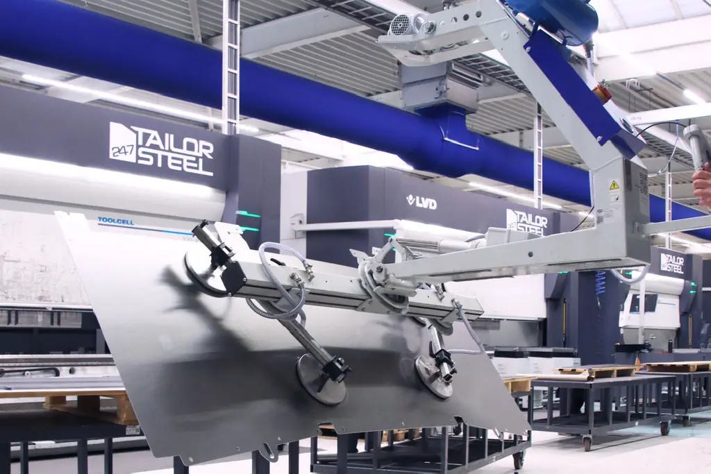 247TailorSteel steigert die Produktivität mit Vakuum-Lösungen von Schmalz